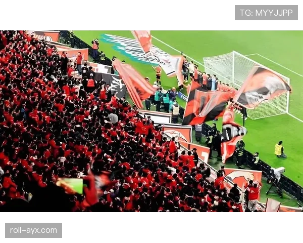 球迷热情高涨，足球周边商品销量飙升，市场潜力引关注