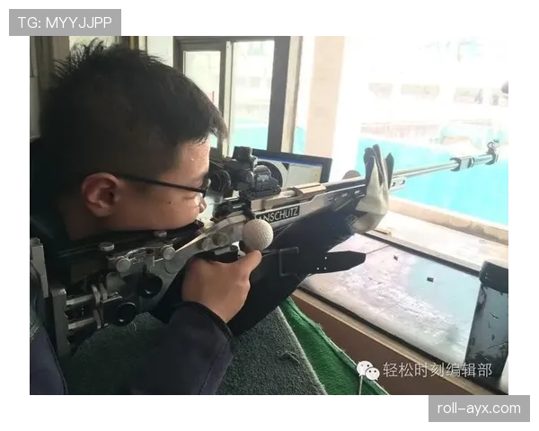 杜丽训练完顺手把靶纸折成纸飞机，这届射击队的松弛感拿捏了