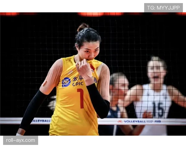 袁心玥训练馆里喝着高级蛋白饮，外面街边小吃摊完全不搭档儿啊